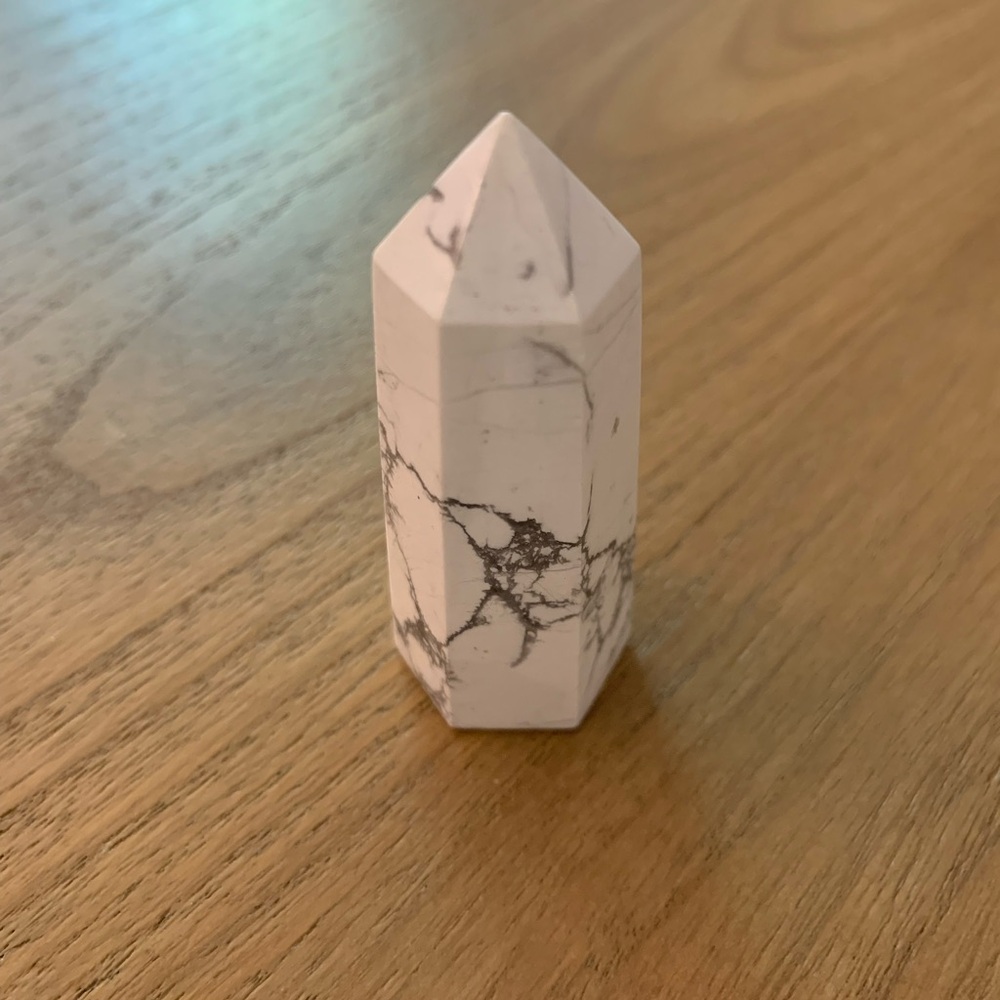 Howlite crystal point - Picture 2 of 5